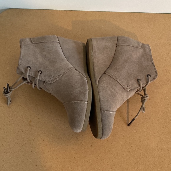 Toms Tan Wedges. Size 8 - Picture 5 of 10
